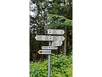 Wegweiser „Beim Sesselfelsen (553m)“ (Foto: Monika Wendlandt)