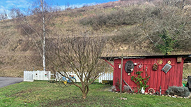 üppig dekorierte, rot gestrichene Hütte (Foto: Monika Wendlandt)