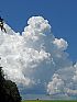 Wolken, einzelner Baum am Horizont