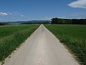 gerade Straße, Berge, Wolken